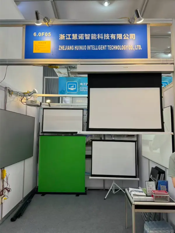 Waarom geven exposanten op de mondiale beurs de voorkeur aan een projectiescherm op statief voor standpresentatie op locatie in 2026?