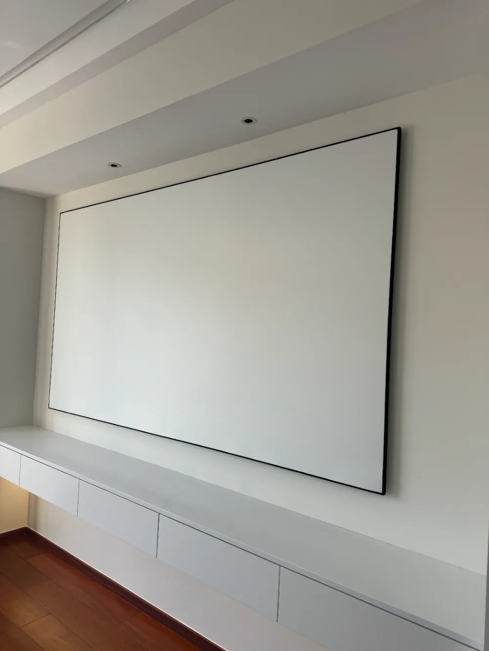 Wandgemonteerd scherm met vast frame